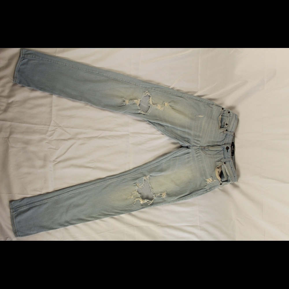 I am selling blue ripped jeans.Brand-Hollister, size-30x32, color- baby blue.